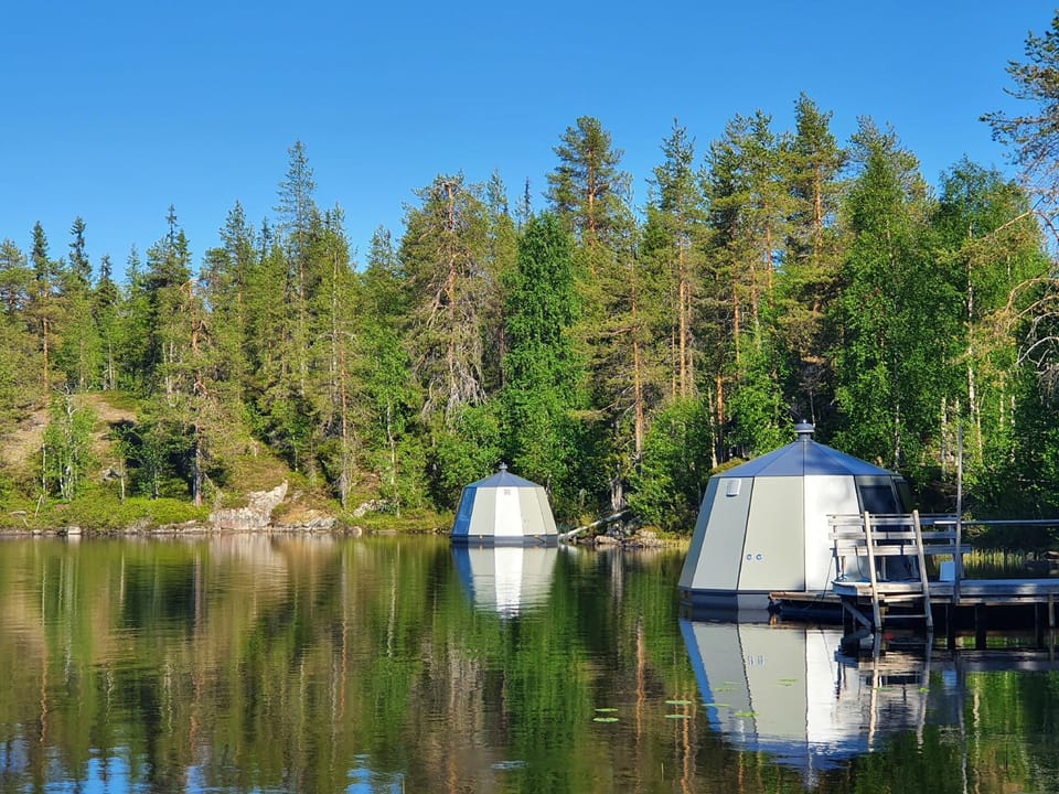 Overwater Hut Kuusamo Hotel in Lapland