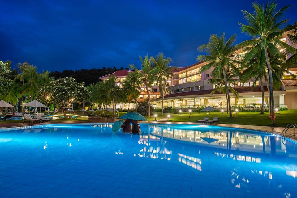 Swimming pool [outdoor]