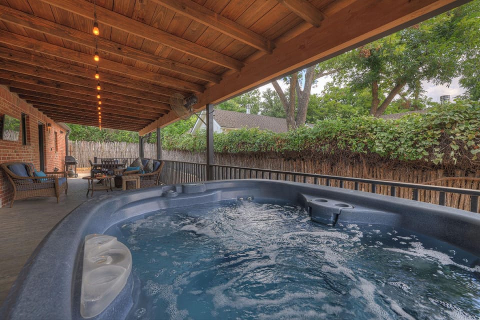 New! Luxury Home 1blk From Main St With Hot-tub&grill Hotel in Fredericksburg