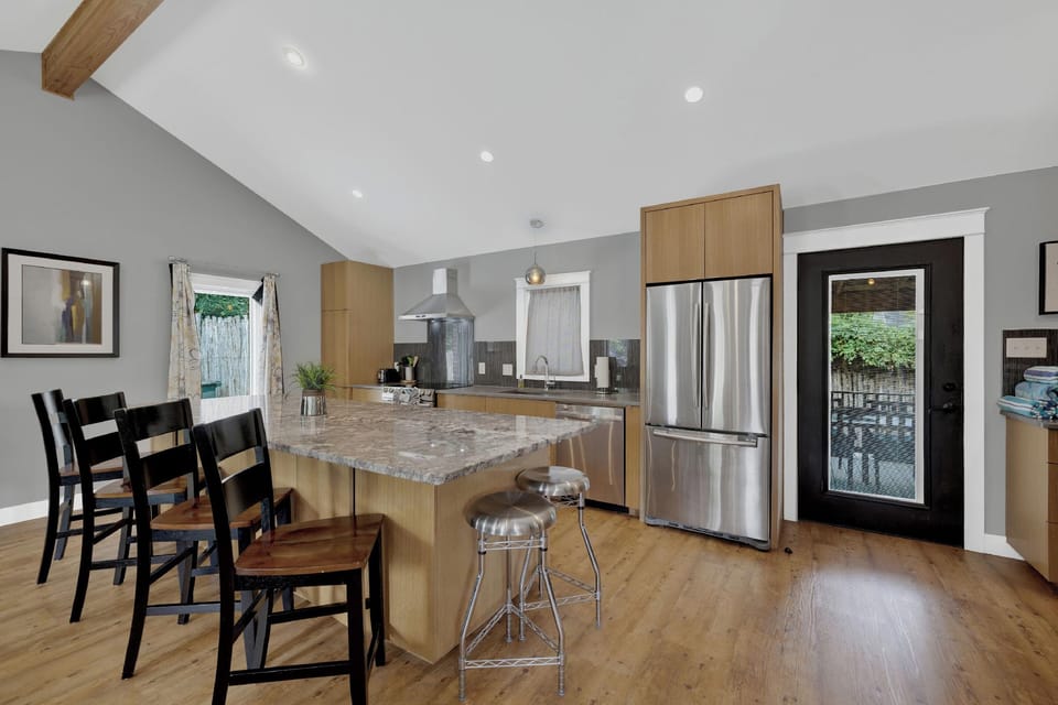 New! Luxury Home 1blk From Main St With Hot-tub&grill Hotel in Fredericksburg
