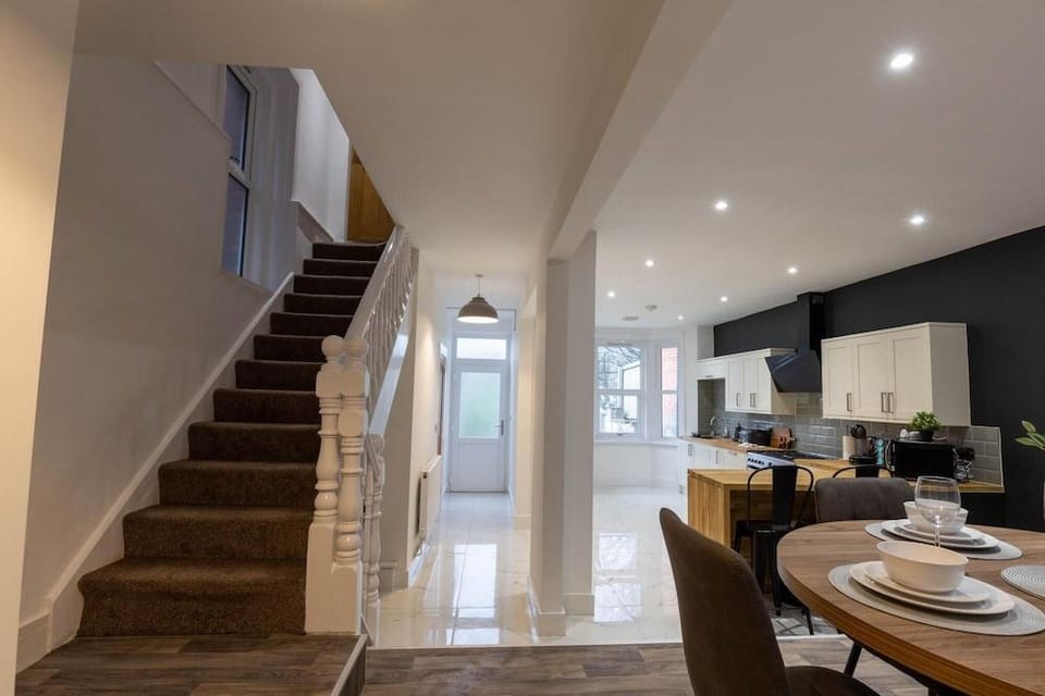 Kensington Place - 4 Bedroom Home w Free Parking Hotel in Newport