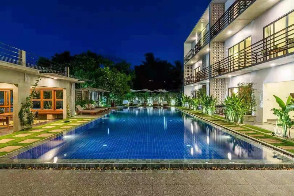 Swimming pool [outdoor]