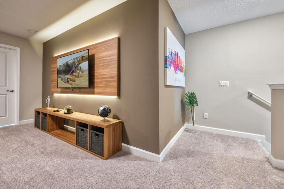 New and Stylish Home Just 5 Minutes From Disney Parks Hotel in Osceola County