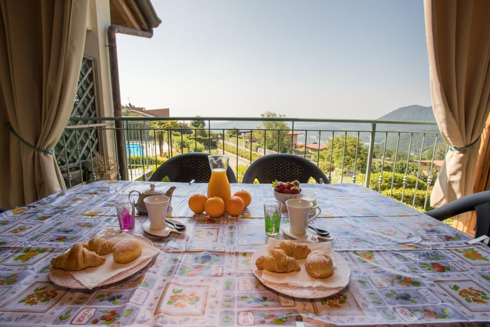Blue villa with shared pool and private garden near Sal Resort in Province of Brescia
