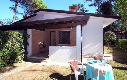 Family bungalow with private garden by Beahost Rentals Hotel in Lignano Sabbiadoro