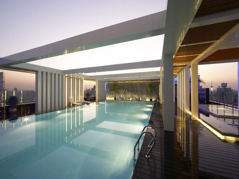 Swimming pool [outdoor]