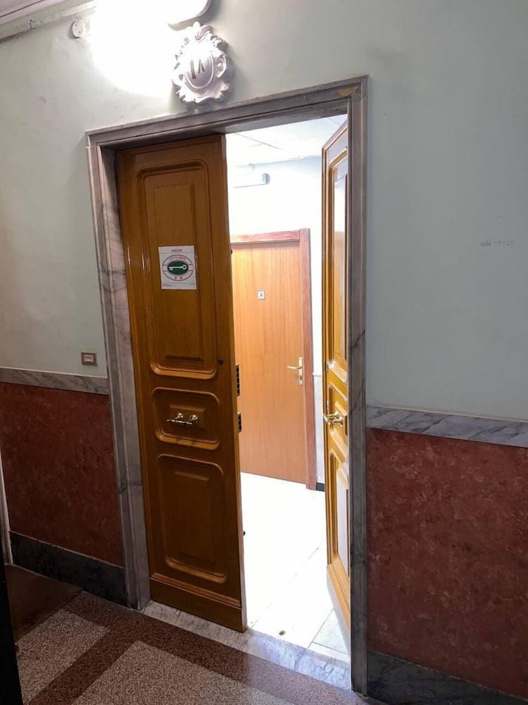 Shelter Affittacamere Hotel in Genoa