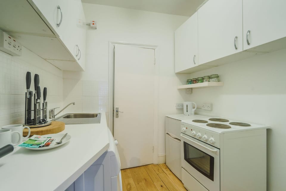 Cosy High Floor Studio Greek Street Soho Hotel in City of Westminster