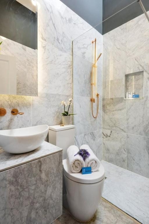 Bright 1BR + Balcony by Hyde Park Hotel in City of Westminster