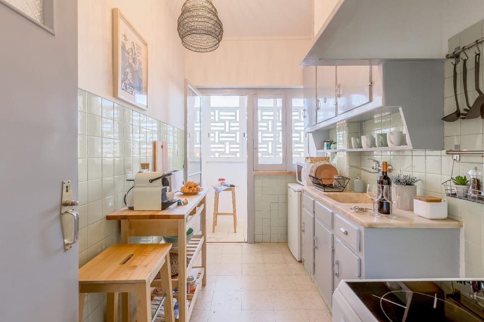 Renovated Sunny Apartment with Balcony, By TimeCooler Hotel in Lisbon