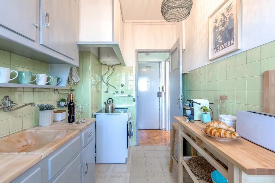 Renovated Sunny Apartment with Balcony, By TimeCooler Hotel in Lisbon