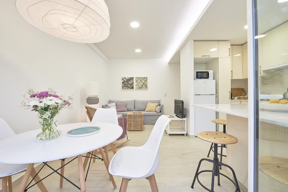 Light Apartment W/ Balcony Apartment by TimeCooler Hotel in Lisbon