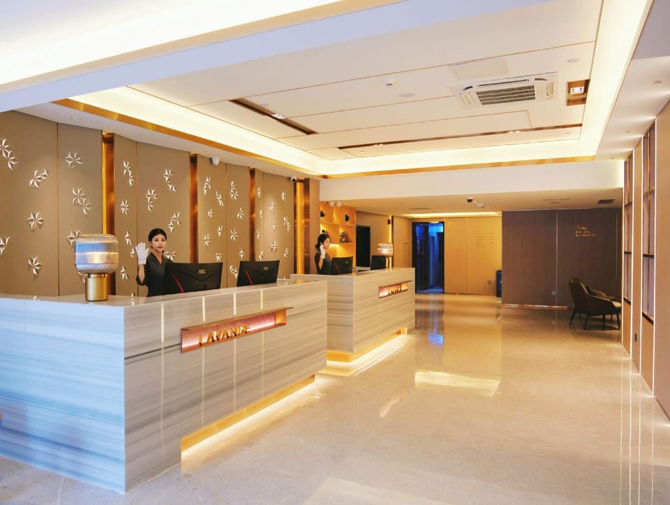 Lavande Hotels Zhuhai Gongbei Port Square Light Rail Terminal Hotel in Guangdong