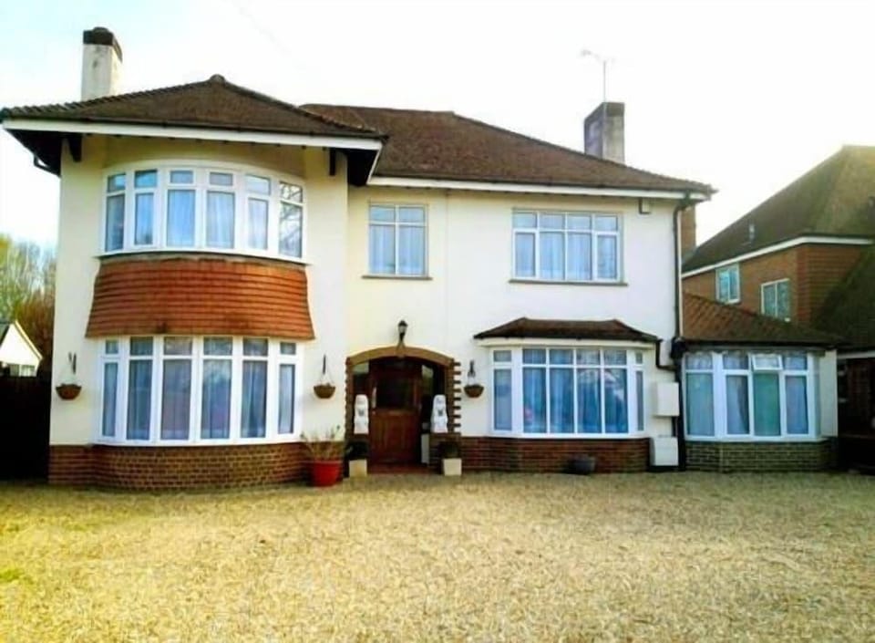 LA B and B Guest Accommodation Hotel in Chichester