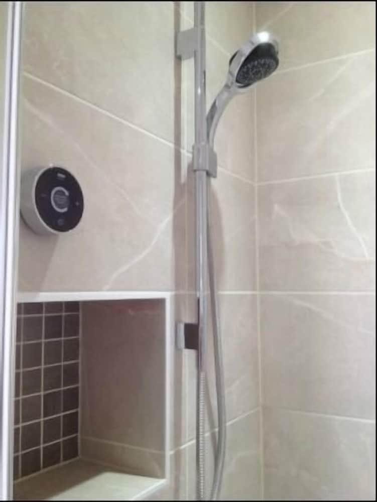 LA B and B Guest Accommodation Hotel in Chichester