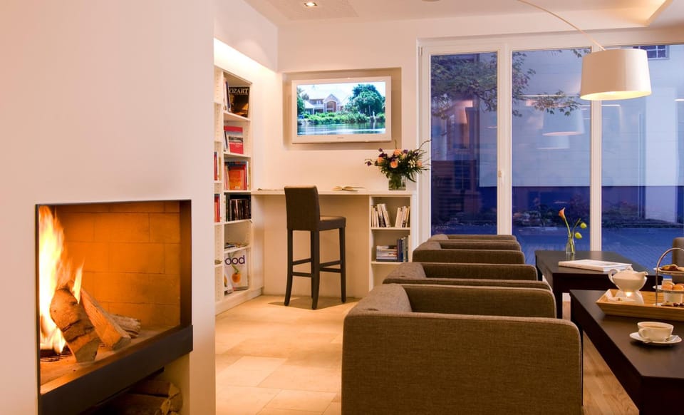 Shared lounge/TV area