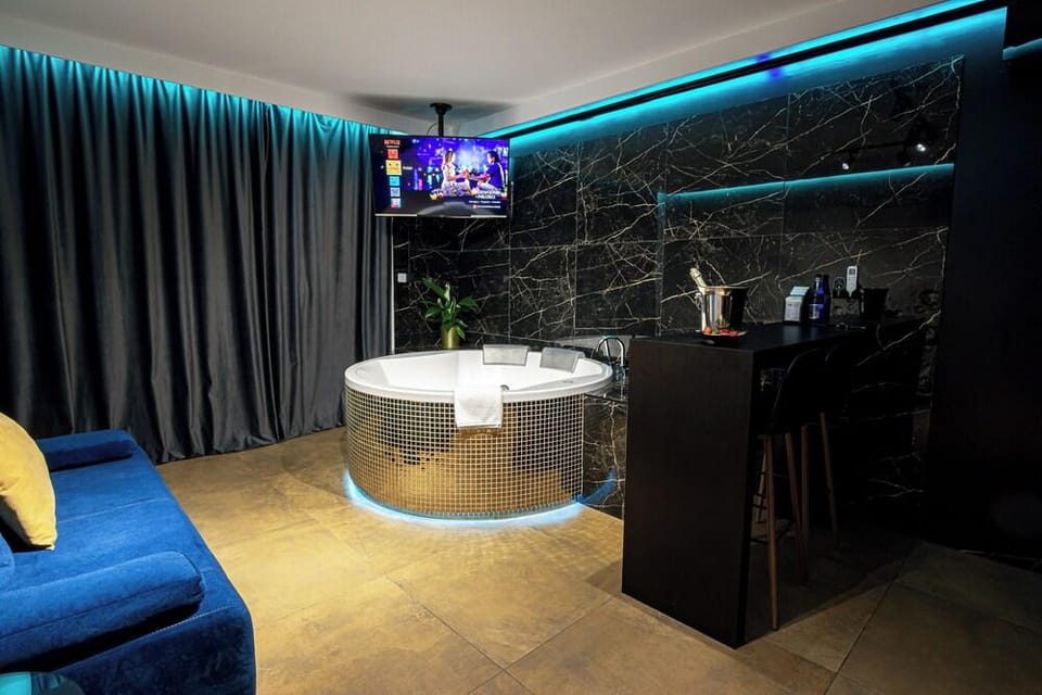 Glass House Hot Tub Apartments Hotel in Krakow