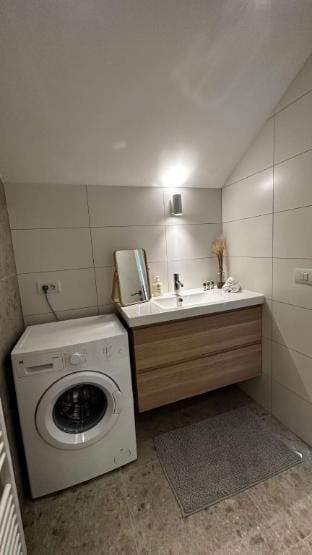 Luxury 1BR Near Fashion District by OneLuxStay Hotel in Antwerp