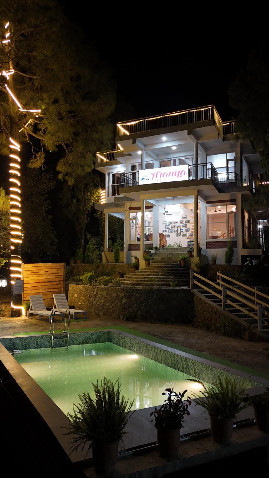 Swimming pool [outdoor]