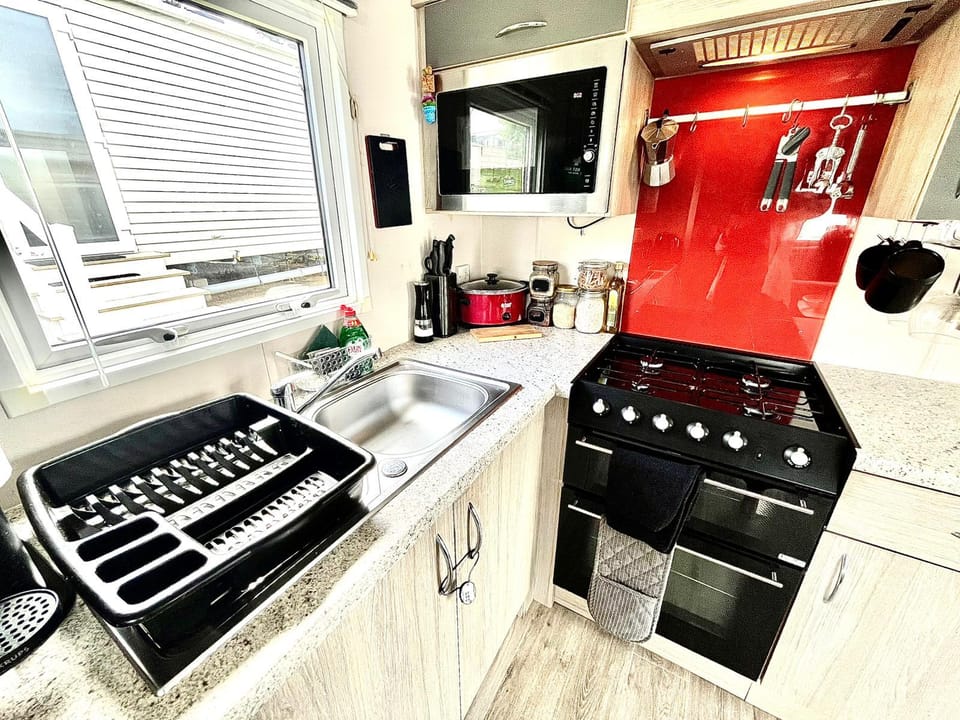 Cozy Newquay Lodge with Private Hot Tub, Fir Pit Table and 3 bedrooms, Sleeps 9 Lodge in Newquay