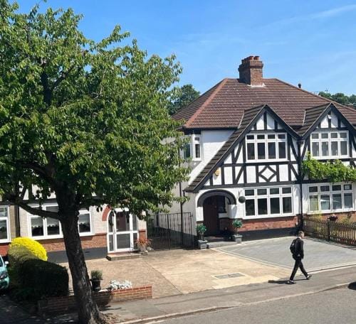 Beddington Park Lodge East  Hotel in Croydon