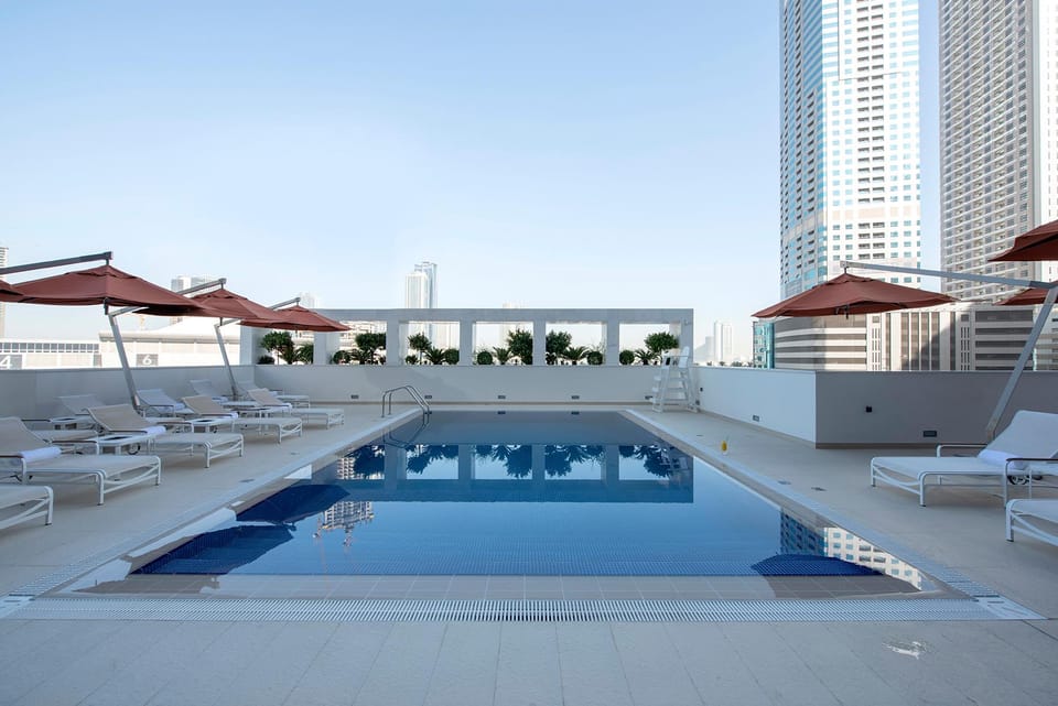 Swimming pool [outdoor]