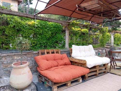 Meine Sonne Riviera, sea view apartment in historic villa Hotel in Imperia