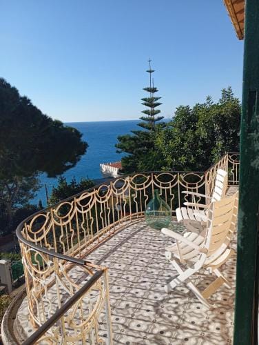 Meine Sonne Riviera, sea view apartment in historic villa Hotel in Imperia