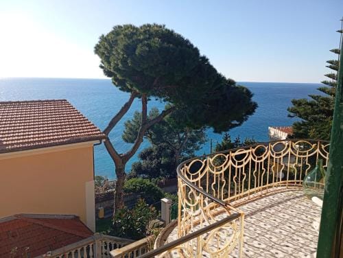 Meine Sonne Riviera, sea view apartment in historic villa Hotel in Imperia