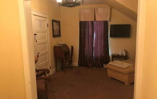 Ye Olde English Inn Hotel in Hollister