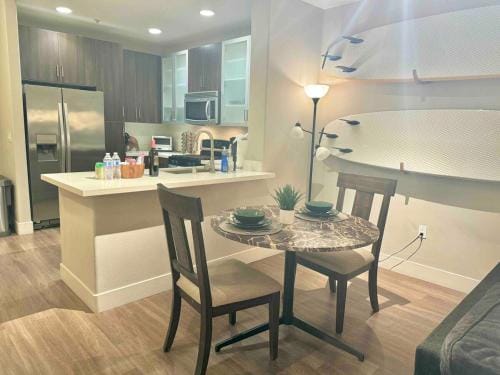 Surfs up! Cozy 1 Bedroom Condo with Fountain View Hotel in Westwood