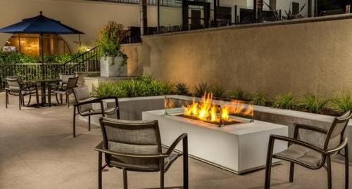 Surfs up! Cozy 1 Bedroom Condo with Fountain View Hotel in Westwood