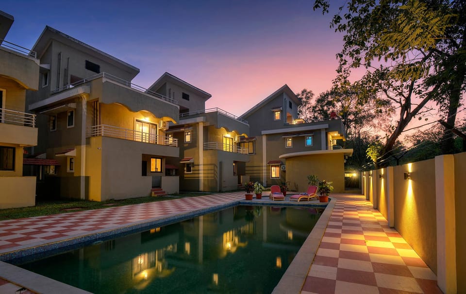 Swimming pool [outdoor]