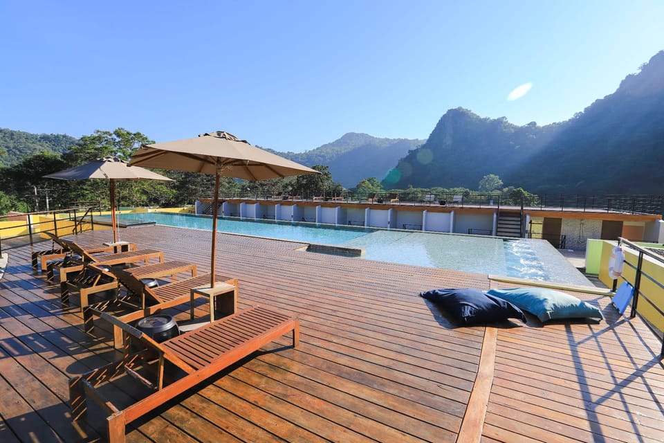 Swimming pool [outdoor]