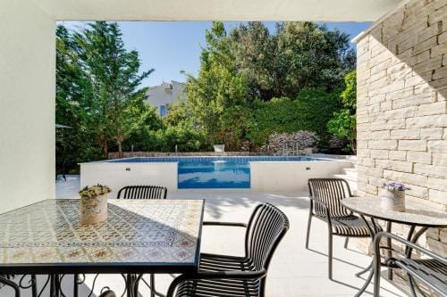 Villa Hedonia with heated pool, Diklo Hotel in Zadar
