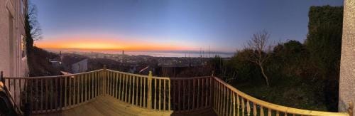 Elegant room with sea and garden view in Swansea city centre Hotel in Swansea