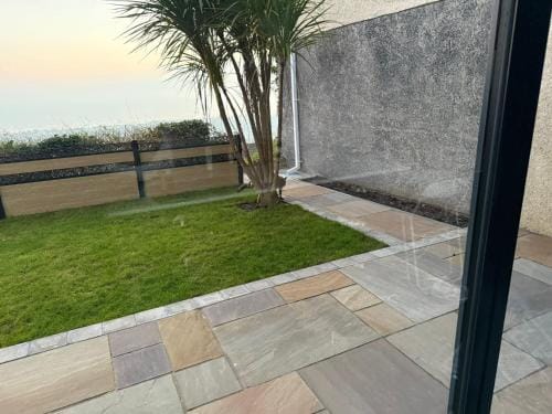 Elegant room with sea and garden view in Swansea city centre Hotel in Swansea