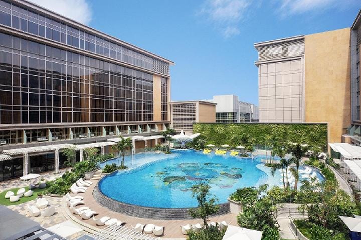 Swimming pool [outdoor]