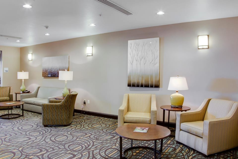 Holiday Inn Express & Suites Nevada By IHG Hotel in Ozark Mountains