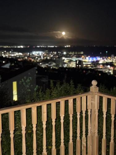 Luxury room with sea views and modern conveniences Hotel in Swansea