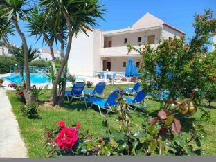 Litinas Apt with pool & balcony with garden view Hotel in Agia Marina