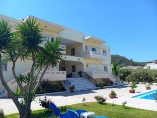 Litinas Apt with pool &balcony with side pool view Hotel in Agia Marina