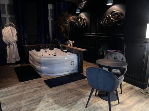 La 104 Picasso Suite tendance dans maison reservee aux hotes Hotel in Hauts-de-France