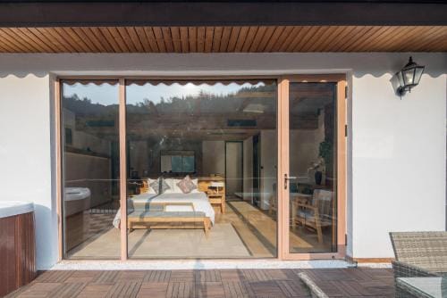 Kaichen Puju Hot Spring Village Resort Hotel Hotel in Hangzhou
