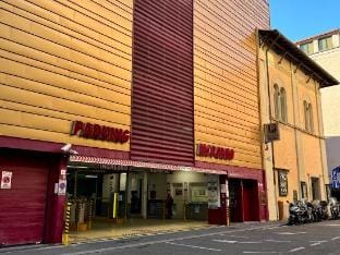 Guesthouse The Shuttle Hotel in Livorno