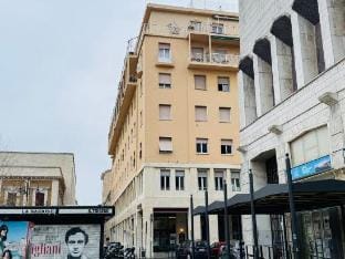 Guesthouse The Shuttle Hotel in Livorno