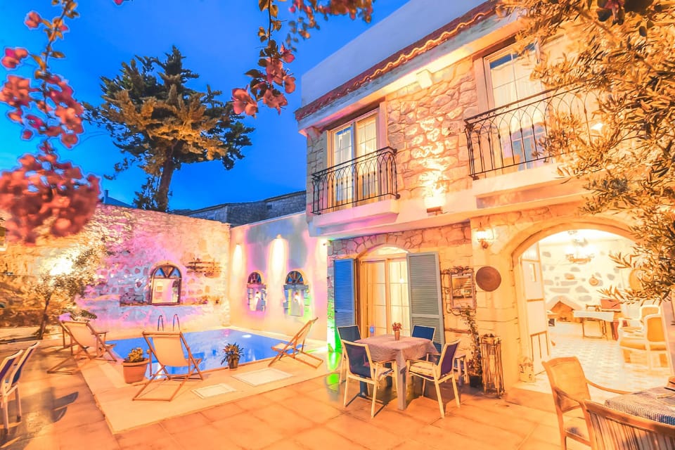 Swimming pool [outdoor]