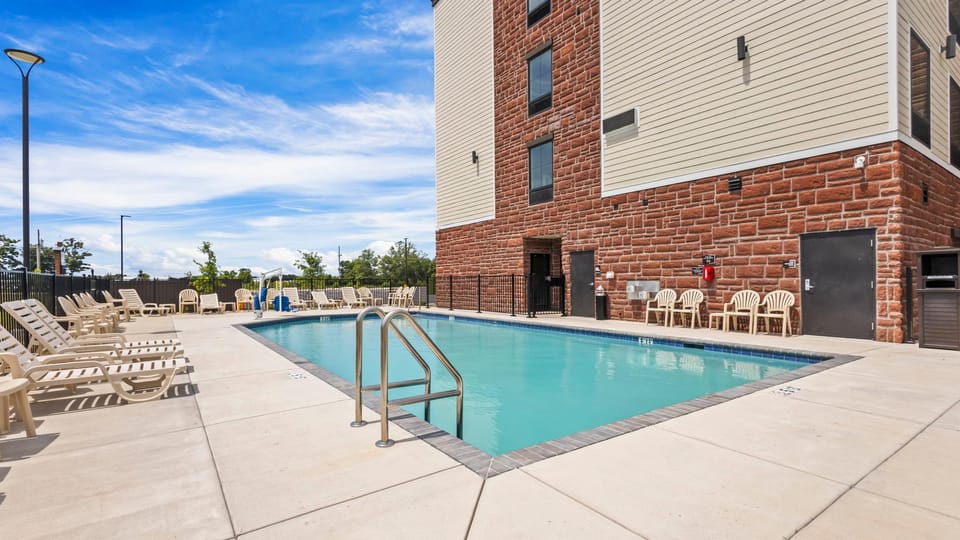 Swimming pool [outdoor]