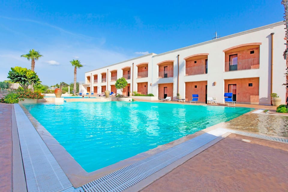 Swimming pool [outdoor]