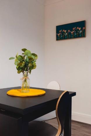Sleek City Getaway - Walkable  Free Parking Hotel in Leicester